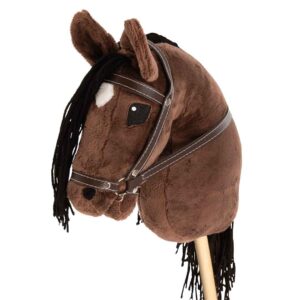 Kâllquist Equestrian kæphest Esrelle i Brun med stjerne, sort man og med hovedtøj og bid.